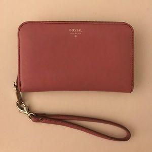 I’m selling a Fossil wristlet